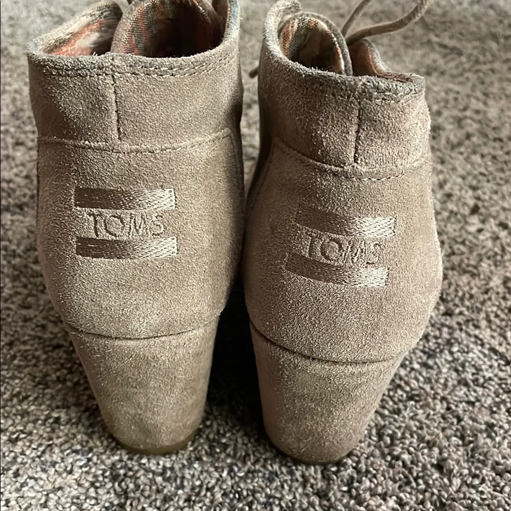 Toms Tan Wedge Shoes with Suede Finish - Picture 5 of 7